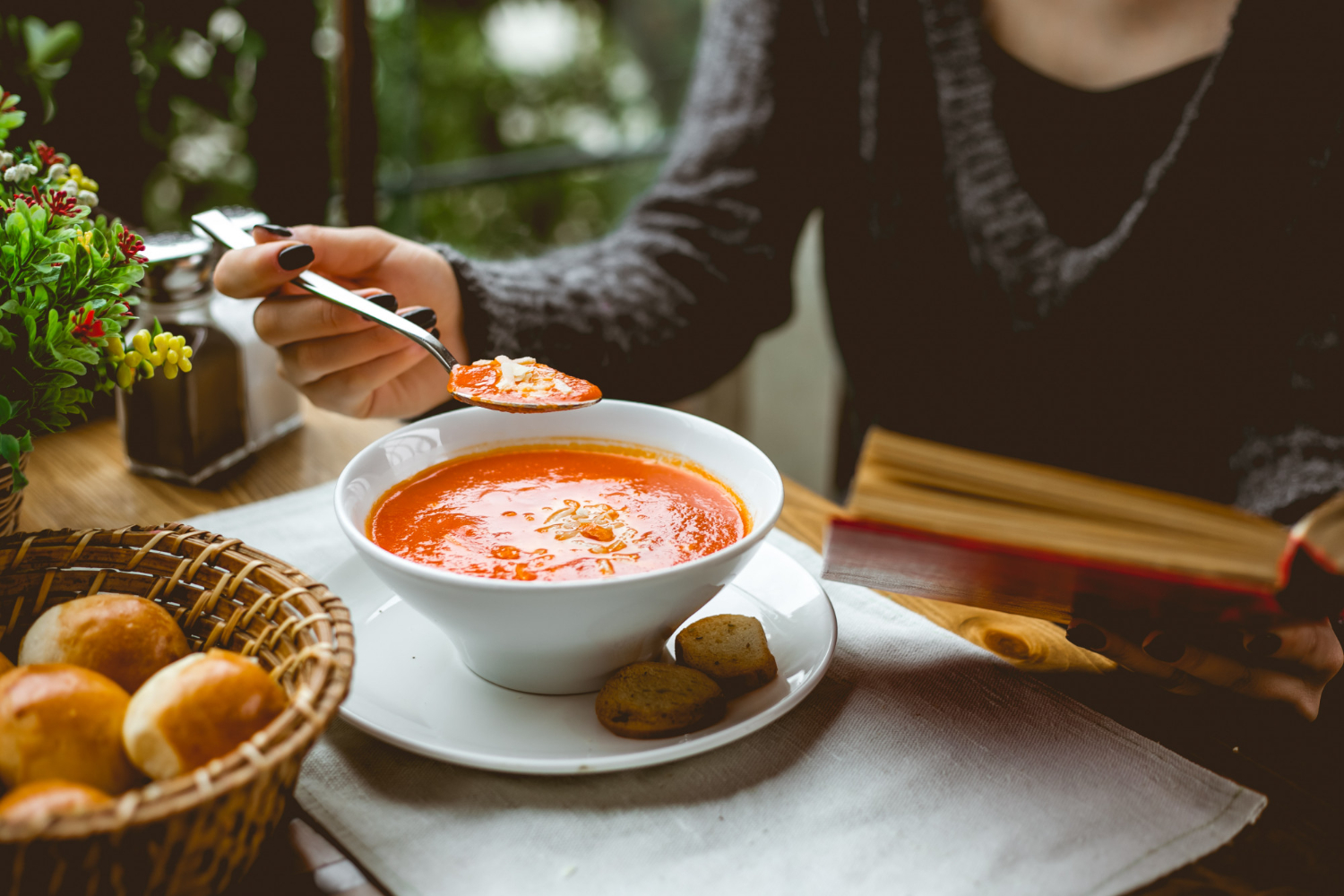 Leia mais sobre o artigo Caldos e sopas como alimentação no outono e no inverno