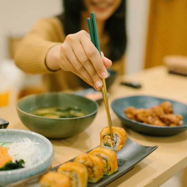 Grávida pode comer comida japonesa? Entenda os riscos e cuidados
