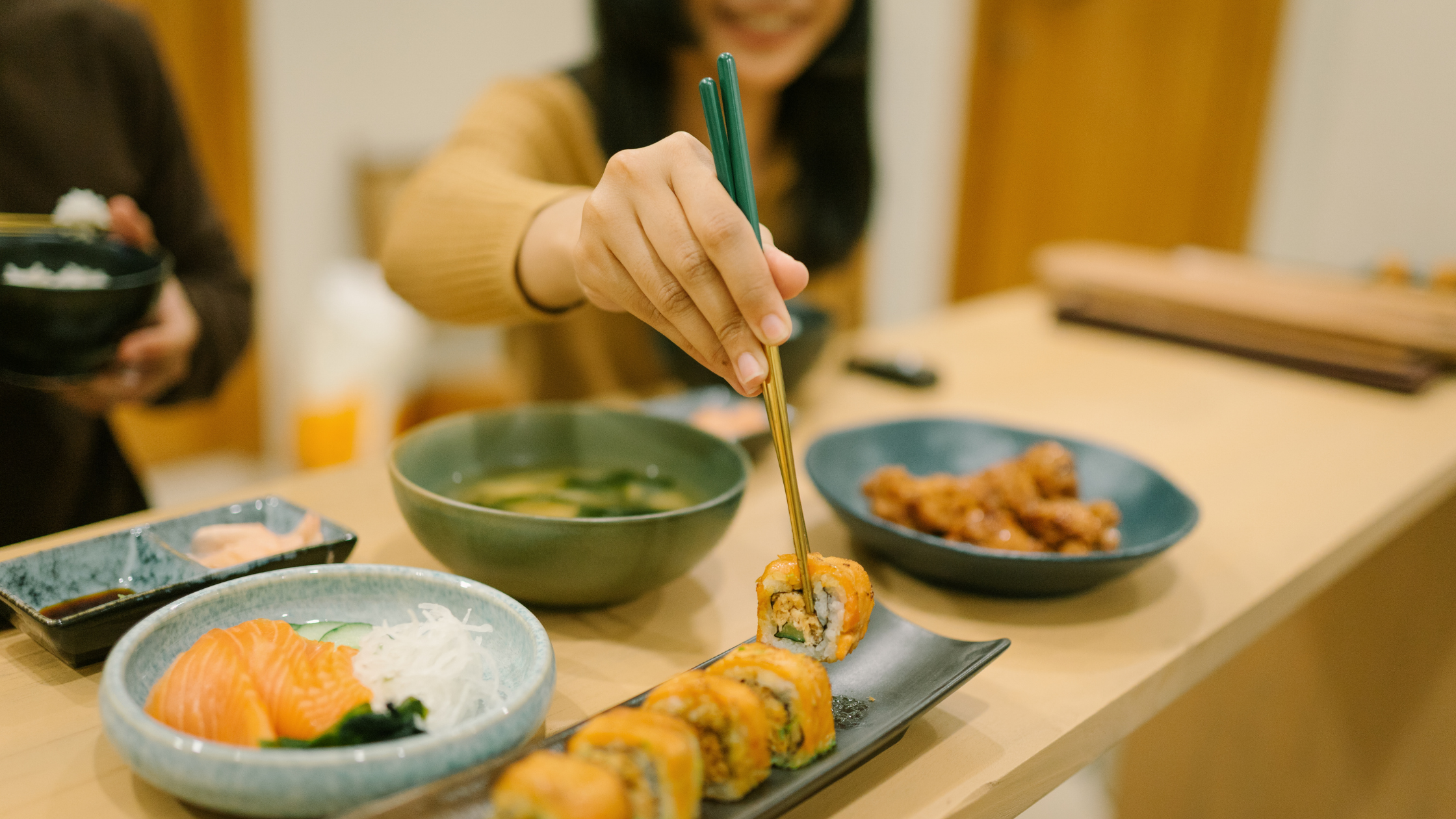 Leia mais sobre o artigo Grávida pode comer comida japonesa? Entenda os riscos e cuidados