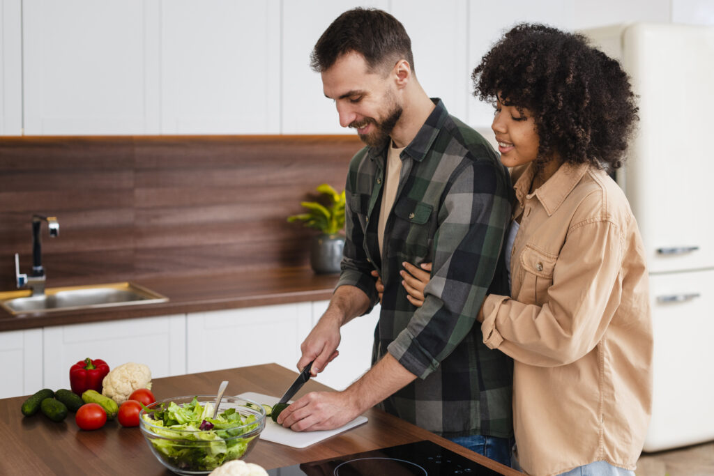 Homem preparando refeição com peixe e castanhas, ilustrando fertilidade masculina e alimentação